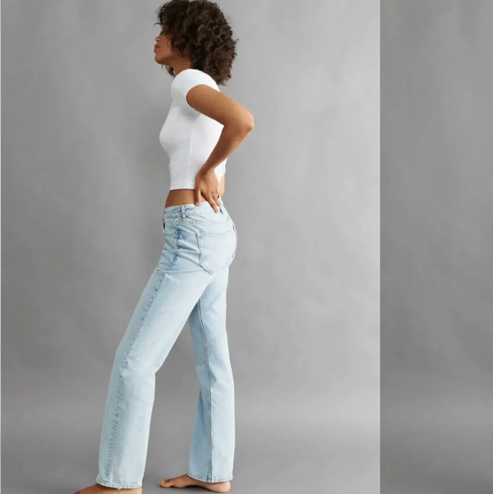 Säljer mina nya low straight jeans då dom är lite för stora för mig. De är storlek 32 och jag är 158 och dom är ganska långa i benen. Använt dom en gång och köpte dom för 500 kr. Jeans & Byxor.