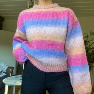 Stickad tröja  - Färgglad stickad tröja från bikbok. Använd 1 gång. Nypris 400