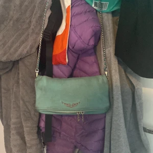 Byter min Zadig väska som jag köpte för 3 darrar sen   - Byter min väska mot andra Zadig Elr Maje väskor och säljer inte köpt här på plick den va redan smutsig så ni vet💗💗💗