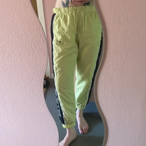 NIKE TRACKPANTS STRLK M - Fina gröna trackpants knappt använda. Går inte längre att köpa i butik. Nypris 800.