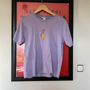 Monki t-shirt - Jättefin lila tshirt från monki med fint tryck på framsidan. Står att det är xs men skulle säga att det sitter mer som en S