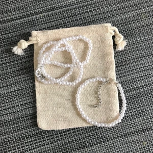 Pärlset - Hela setet för 79kr, bara Armband 49kr & Halsband 59kr FRI FRAKT!🤩                            🤍Vill man ha guld detaljer, säg till!       Armband - ca 15cm + 5cm förlängning  Halsband - ca 40cm + 5cm förlängning            😽Instagram - Vikiicom