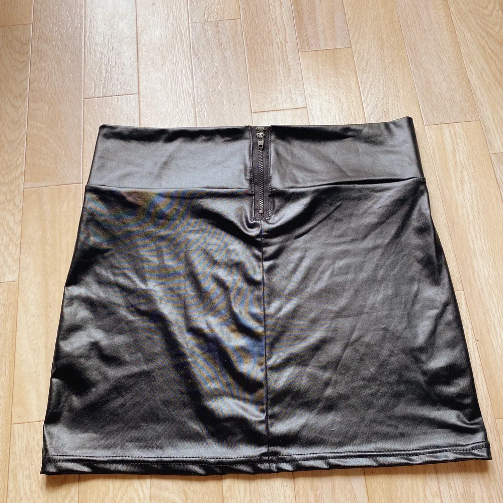 Kort svart kjol, är stolen M men passar även s/xs som jag är. En kjol jag fått men aldrig använt så säljer ihop om att den blir använd! . Kjolar.