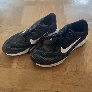 Nike sneakers - Säljer mina Nike tränings sneakers! Inte använda många gånger och är i ett utmärkt skick!