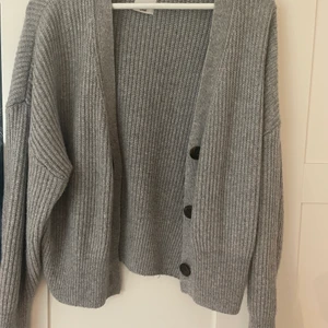 Stickad kofta - Mysig stickad kofta från Dobber i storlek Small. Använd få antal gånger.💕