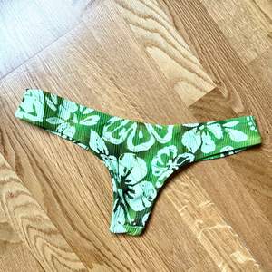 Thong bikinitrosa, S. We can meet in Malmö or I can shipp it for free within Sweden.