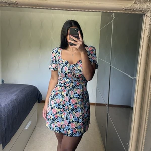 Sommarklänning storlek M - Säljer min favoritklänning som jag tycker är lite för kort på mig. Superbra skick och passar storlek S-M. Finns att hämta i Järfälla och postar även. Köparen står för frakten 🌺