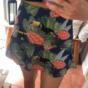 Tropical skirt  - Fin kjol med tropisk motiv. Storlek: S