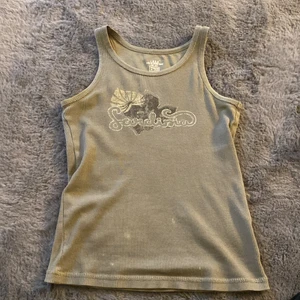 Grönt linne - Jättefint grönt linne i storlek 128 men är väldigt stretchigt så passar xxs och kanske xs. Det är några fläckar längst ner som inte går bort men de syns mindre i verkligheten. 39kr+frakt.