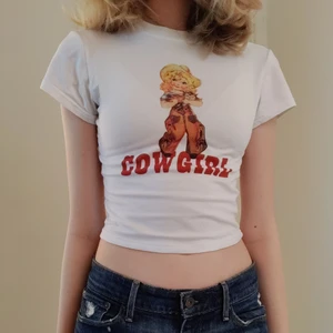 Vit cowgirl tshirt - Säljer denna vita korta tshirten med en cowgirl på. Passar XXS-S då den är rätt stretchig. Kontakta vid intresse 💗💗 TRYCK INTE PÅ KÖP NU 