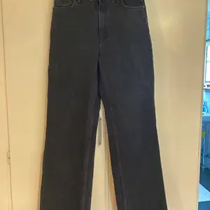 Svarta jeans från zara I full length som knappt är använda.