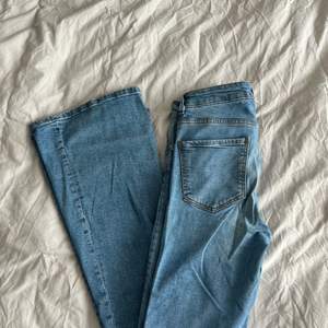 Säljer dessa supersnygga blåa lågmidjade  bootcut jeansen från zara i storlek 36. Passar en som är 180 lång och är fortfarande ner till marken. 