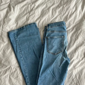 Zara jeans  - Säljer dessa supersnygga blåa lågmidjade  bootcut jeansen från zara i storlek 36. Passar en som är 180 lång och är fortfarande ner till marken. 