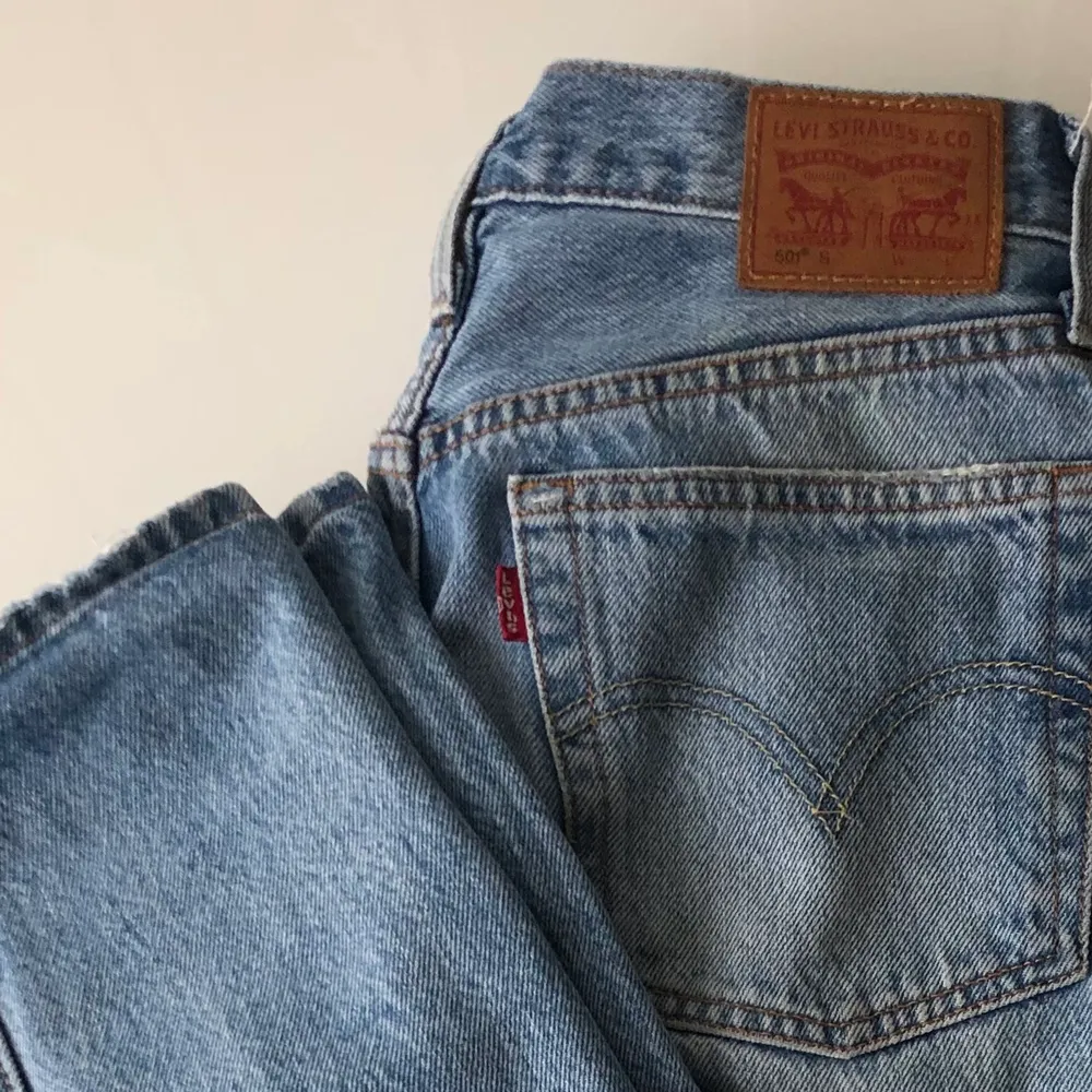Långa Levis jeans, med hål på framsidan, de är i midrise, passar till 23-25, längd 32. Jeans & Byxor.