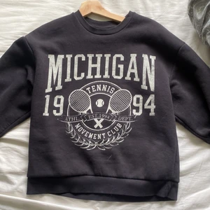 Gina sweatshirt  - Fin sweatshirt från Gina i storlek XS som sitter fint oversized. Frakten kostar 66kr💗