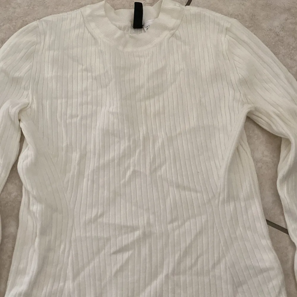 Vit tröja från H&M, storlek 38, använd kanske två gånger så den är i bra skick. Tröjor & Koftor.