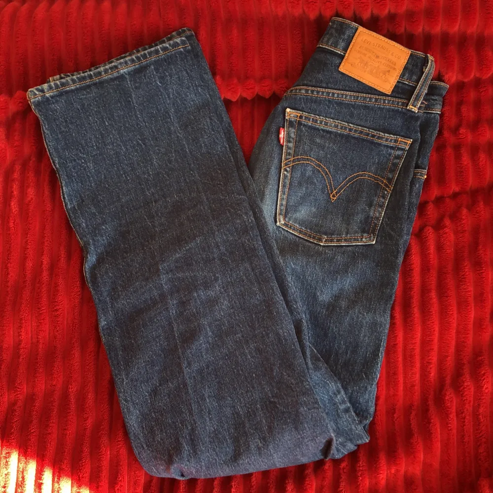 Jag säljer två par Levis Ribcage Straight jeans i mycket gott skick. Säljer då de är för korta för mig som är 177 cm. Strl 26 i midjan 72cm och 28 i längden, innerbensmått 73cm. Köpta för 1200 kr på Levis. Kan skicka fler bilder. Frakt på 66kr tillkommer.. Jeans & Byxor.