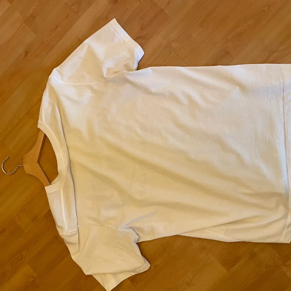 Helmut Lang tshirt inköpt från Selfridges 2020 för 1600kr. Använd en handfull gånger och är i bra skick. Storlek i medium och sitter som den ska enligt storleken.. T-shirts.
