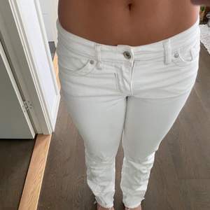 Lågmidjade vita jeans från esprit. Midjemåttet är 74 cm, innerbensmåttet är  76 cm. (Köparen står för frakten)💗💗