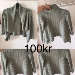 Grön stickad/virkad korta - Jättefin grön virkad kofta med knytning om man vill. Använd fåtal gånger. Storlek XS-S :)