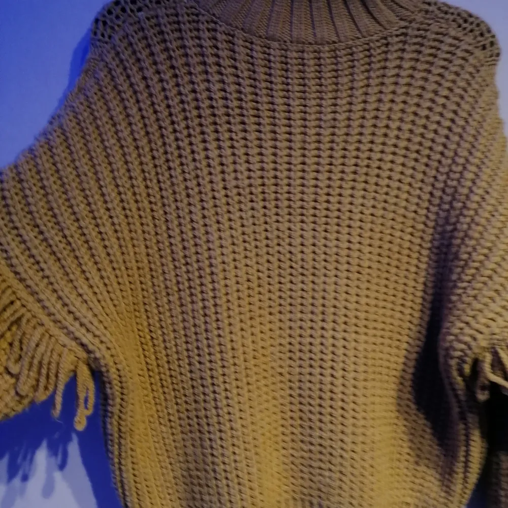 Säljer den här tjock tröjan då den inte kommer till använding. Tröjan har intressanta mönster och passar riktigt bra till vintern då det är riktigt kallt. Färgen är mellan gult och brunt, kan kanske beskrivas som mörk mustard färg. Kontakta vid intresse<3. Stickat.