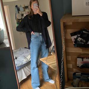 High waist, långa jeans från Pull&Bear. Inköpt på Zalando för 1år sen. Strl. 36 Jag är ca 175 och de passar perfekt på mig som ville ha dem långa. Raka i benen, härlig ljusblå färg 💙 Bra skick.