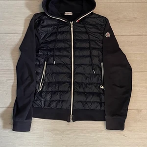 Moncler cardigan - Skick 8/10 Tags finns Äkta såklart Storlek S Ny pris 9750kr  Pris 3500kr Frakt 66 kr spårbart via PostNord 