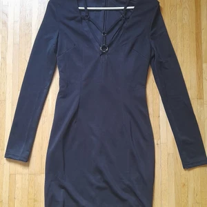 Club L  - Nyskick. Tjockt foder, lite tyngd i klänningen. Något stor i storlek