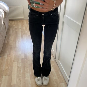 Lågmidjade utsvängda jeans - Säljer dessa så fina lågmidjade svarta jeans då de börjar bli för små😩 så sjukt fina och älskar passformen!!