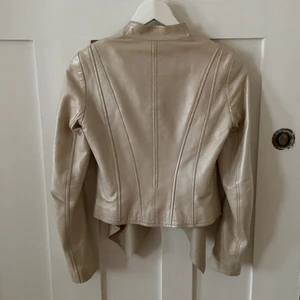 Hugo Boss Skinjacka - Hugo Boss Orange  Äkta läder Köpt för många år sedan men använde aldrig. Nypris 6000kr 