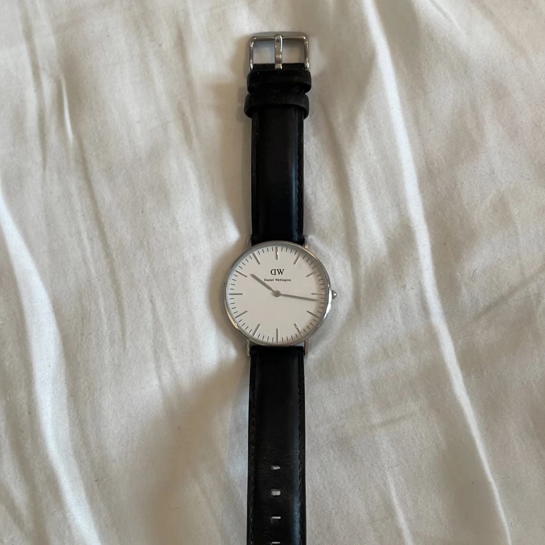 Daniel Wellington i silver med svart läderband