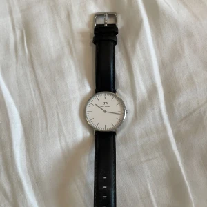 Daniel Wellington i silver med svart läderband - Inte använd på väldigt länge men i bra skick!