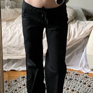 Lågmidjade byxor - Lågmidjade svarta byxor i cargomaterial! Dom är verkligen så snygga och jag köpte dom på second hand! Dom passar mig som är 34/36