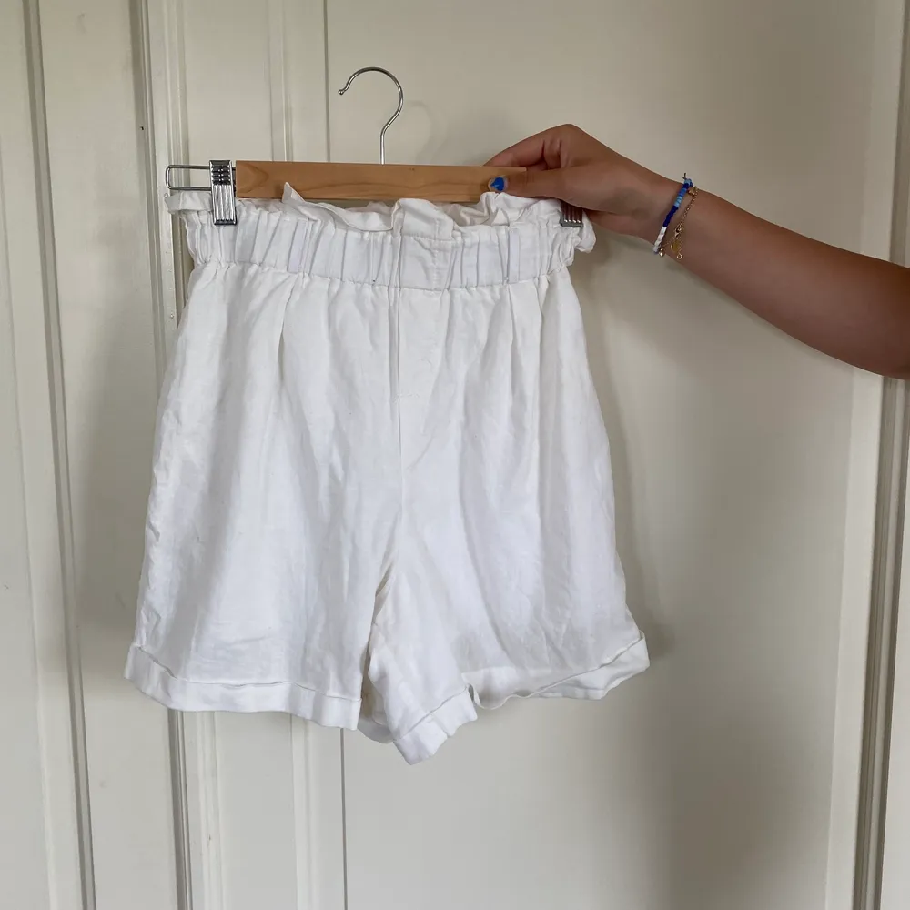 Jättesköna linneshorts köpta i Frankrike och jättebra kvalité. Storlek S, passar xs-m beroende på hur man vill att de ska sitta. . Shorts.