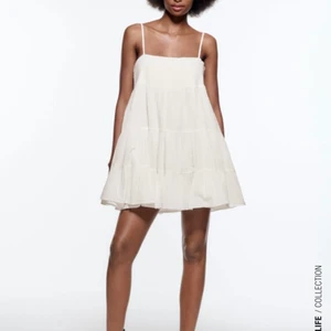 Vit klänning - Ursnygg klänning från zara. Nypris 400kr men säljer för 250kr!!!! Aldrig använd 