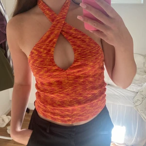Röd orange topp gina Tricot - Superfin topp från Gina Tricot i nyskick. Fin till fest och till vardags🧡