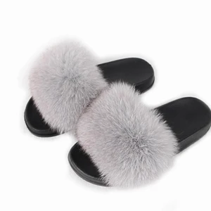 Päls tofflor, Äkta päls - Gråa äkta pälstofflor i storlek 35. Säljer dom då dom tyvärr inte passar mig längre.  Möts gärna upp i Göteborg, men kan även frakta. BILEN ÄR FRÅN INTERNET, SÅ EJ JAG SOM TAGIT DEN. Skriv om du vill jag ska skicka bild på dom.