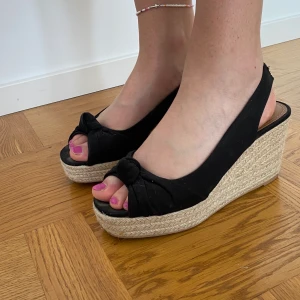 Sandaler klackar  - Sandal klackar / espandrillos från HM. Riktigt fina, men tyvärr för stora för mig. Synd! Storlek 39