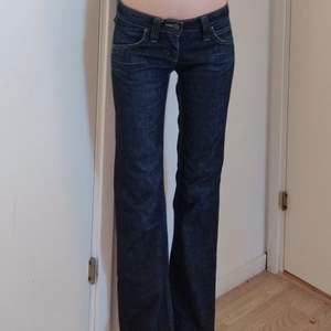 Intressekoll på dessa mörkblå lågmidjade Lee jeans. Midjemått: 73 cm, innerbenslängd: 76 cm. Passar XS. Jag är 168 cm. Hör av er vid intresse 💘💘 TRYCK INTE PÅ KÖP NU 