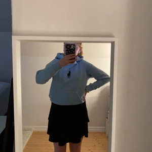 Ralph lauren hoodie - En ljusblå super fin Ralph lauren hoodie, i bra skick, storlek S och passar XS-M🥰 är jätte skön o väldigt mysig att ha på sig. Köpt på NK i Göteborg😋