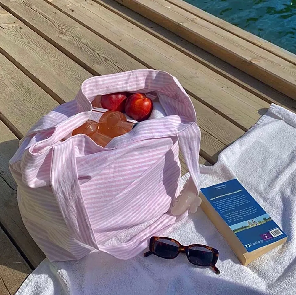Handsydda tote bags gjorda av 100% återvunnet material! Perfekt till sommaren som strandväska då de är väldigt rymliga. @se.fiore på instagram🍓. Väskor.