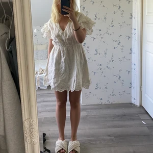 Linneklänning från revolve.com - Säljer nu min fina studentklänning som jag använde 2020 då den inte kommit till användning sedan dess. Storlek S. Märket heter Camila Coelho. Nypris cirka 800kr. 