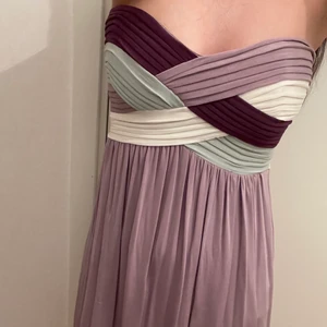 Klänning - En elegant och fin klänning från MQ som använts max 3 gånger. Den har medföljande axelband som är avtagbara. Storlek XS. Jag är 163 cm lång. 96% rayon och foder är 96% viskos. Kan mötas upp i centrala eller södra Stockholm. Hör av er vid frågor!