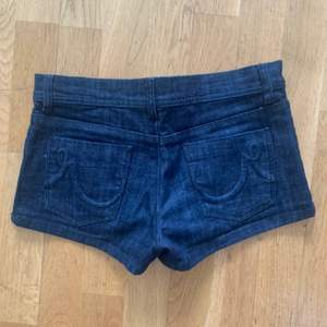 Ett par shorts från märket Roxy! Köpta på sellpy💗 säljer pga för små för mig😕