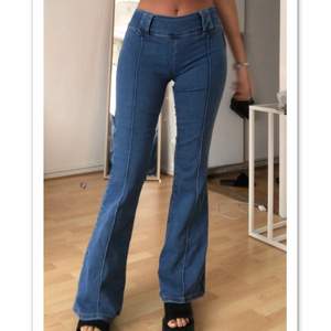 BDG Urban Outfitters low/midrised flared jeans använda endast en gång, köpta för 629kr säljs för 400kr+frakt 🪩🦋