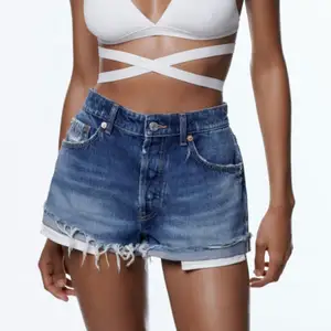Så fina och trendiga Zara mid Rise shorts i strl 36, säljer pga av för små för mig 💓aldrig använd med prislapp kvar, frakt ingår i priset 🤑❤️