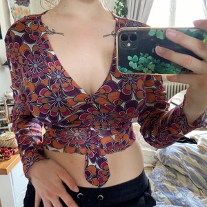 Topp - Gaaalet fin tröja som kommer till för lite användning, avklippt längst ned och kan knytas antingen i ryggen eller under brösten 💕 exklusive frakt (45 kr)