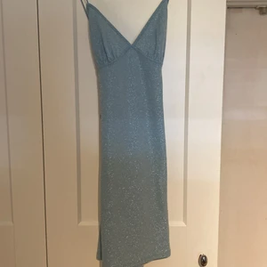 Klänning - Superfin blå glittrig klänning. Storlek s