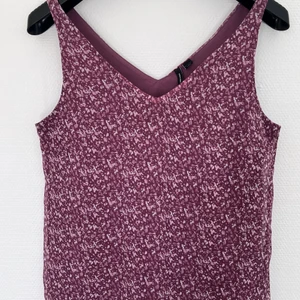 Sommarlinne - Ett fint linne, ljus och mellan rosa somrig färg. Fint fall och dubbelt tyg. Använt fåtal ggr. Kan samfrakta med mina andra annonser 