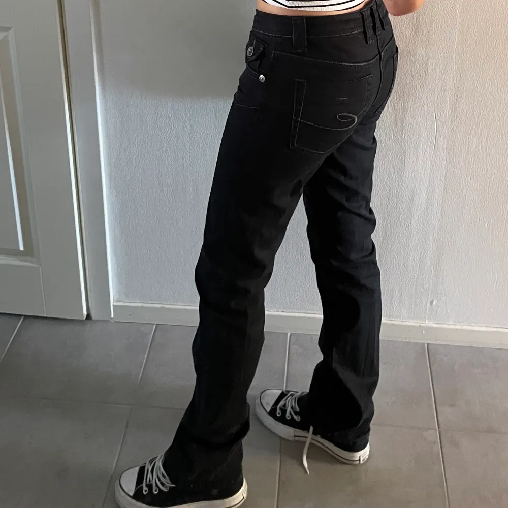 Raka lågmidjade svarta jeans från esprit. Storlek 36. Köparen står för frakt men kan även mötas i Stockholm 💓. Jeans & Byxor.